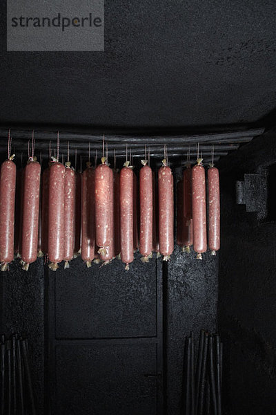 Wacholder Salami  eine regionale Spezialität aus Kärnten  Österreich in einer Räucherei hängend