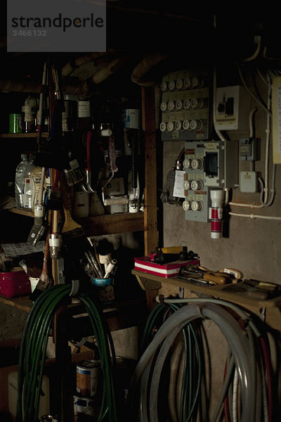 Detail der in einer Garage angeordneten Werkzeuge und Geräte