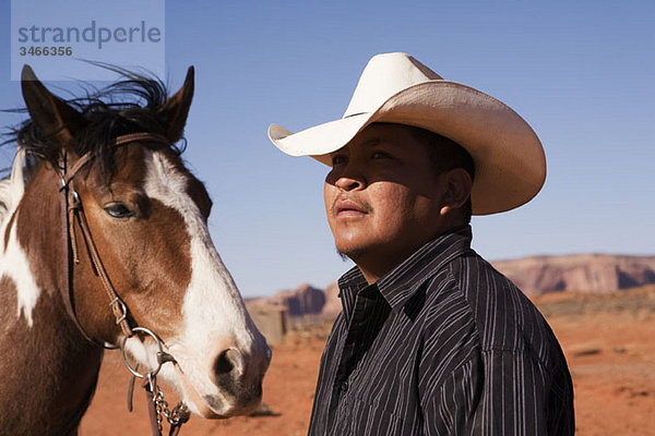 Ein Cowboy und Pferd  Monument Valley Navajo Tribal Park  Monument Valley  Utah  USA