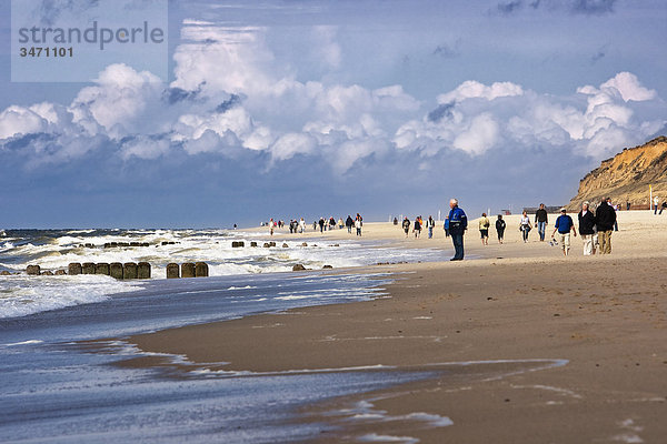 Touristen am Strand  Sylt  Schleswig-Holstein  Deutschland  Europa