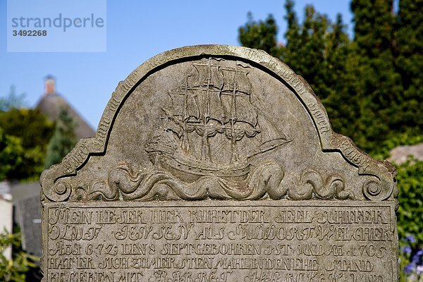 Grabstein für einen Seemann an der St. Clemens-Kirche in Nebel  Amrum  Deutschland  Detail