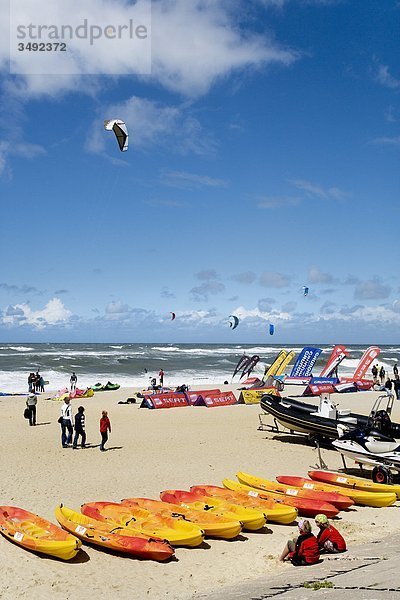 Kitesurfer am Strand (Kitesurf-Trophy)  Westerland  Sylt  Schleswig-Holstein  Deutschland