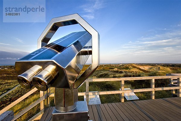 Fernglas auf einer Aussichtsplattform auf der Uwe-Düne  Kampen  Sylt  Deutschland