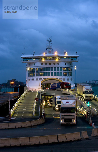 Autofähre im Hafen  Dunkerque  Nord-Pas-de-Calais  Frankreich  Europa