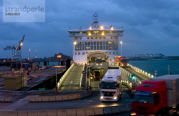 Autofähre im Hafen  Dunkerque  Nord-Pas-de-Calais  Frankreich  Europa