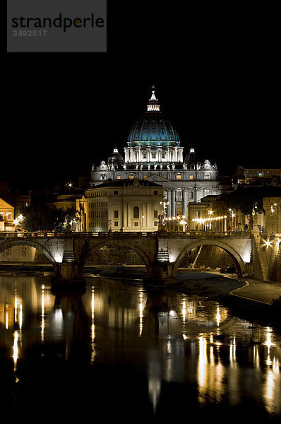 Tiber und Vatikan bei Nacht  Rom  Italien  Europa
