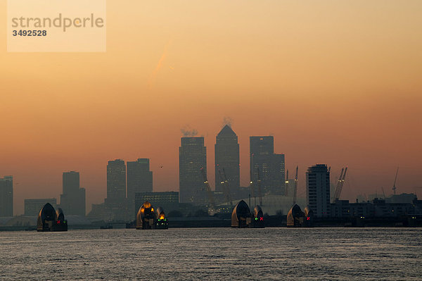 Canary Wharf und Thames Barrier  London  UK  Europa