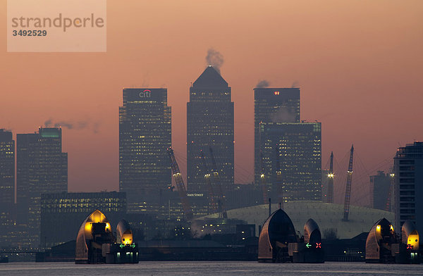 Canary Wharf und Thames Barrier  London  UK  Europa