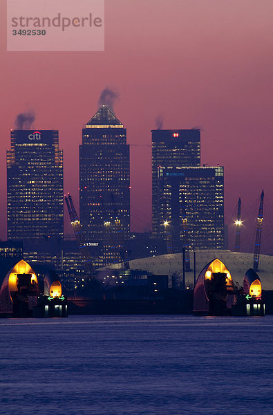 Canary Wharf und Thames Barrier  London  UK  Europa