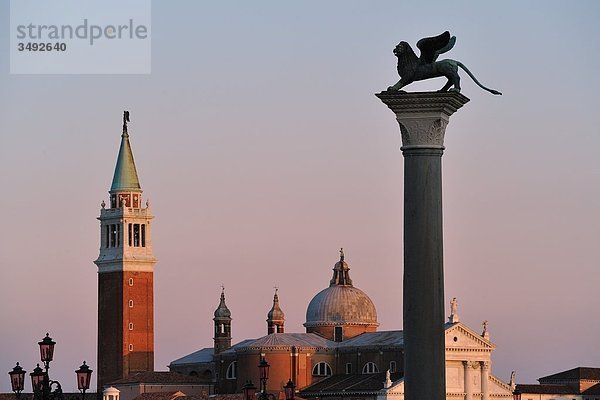 Markussäule und San Giorgio maggiore  Venedig  Italien  Europa