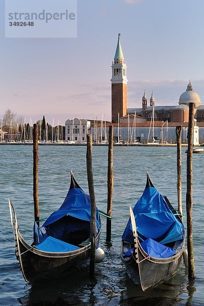 Gondeln und San Giorgio maggiore  Venedig  Italien  Europa
