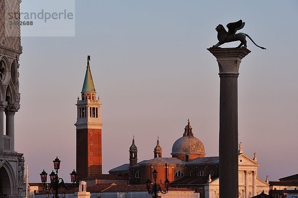 Markussäule und Markuskirche  Venedig  Italien  Europa