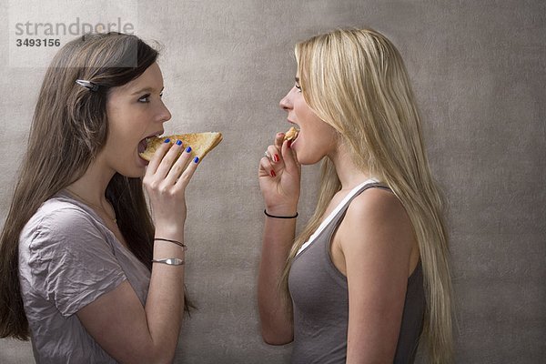 Teenagermädchen essen Sandwiches