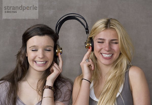Teenager-Freunde teilen sich Kopfhörer