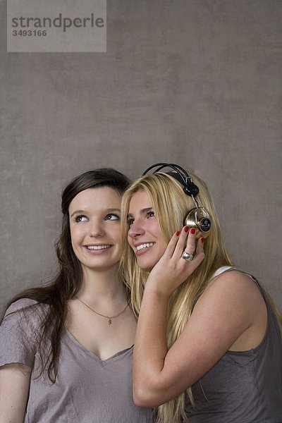 Teenager-Freunde mit Kopfhörer