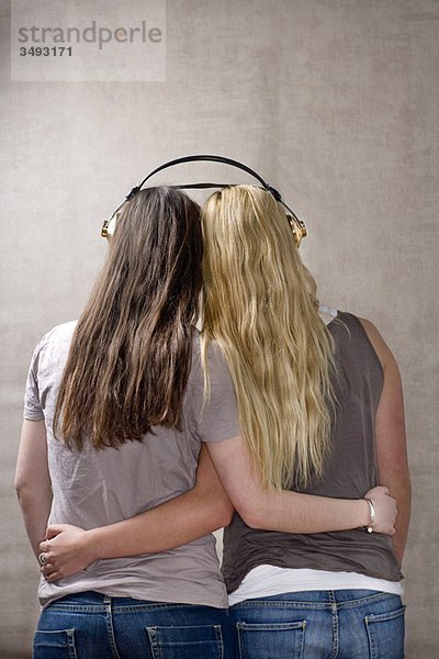 Teenager-Freunde teilen Musik hören