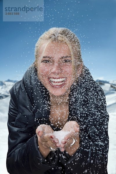 Junge Frau mit Schneeflocken