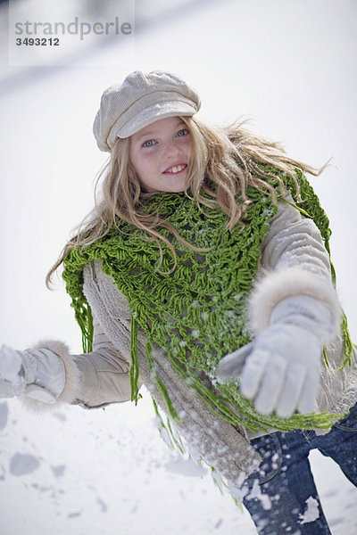 Mädchen werfen Schneebälle