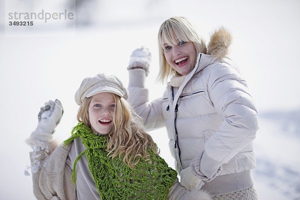 Mädchen bei einer Schneeballschlacht