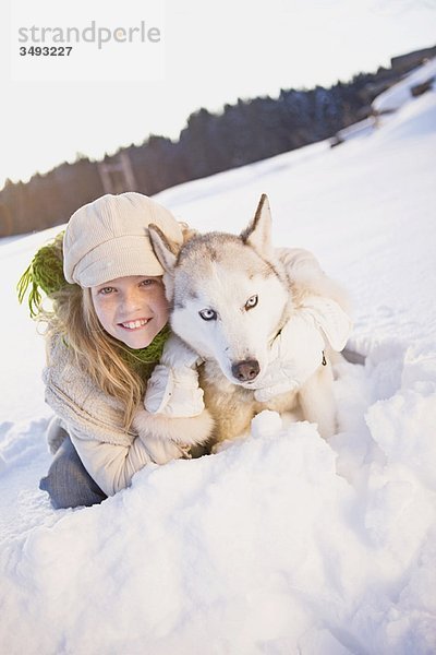 Mädchen umarmt sibirischen Husky