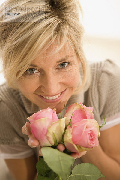 Frau mit Blumen in den Händen