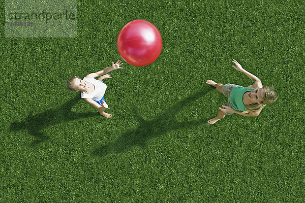 Mutter und Kind beim Ballspielen