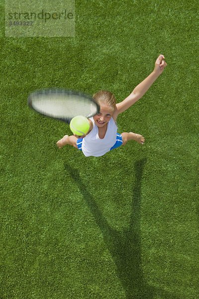 Mädchen beim Tennisspielen