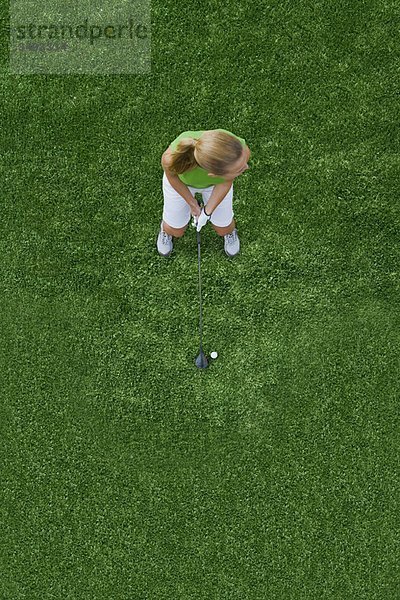 Frau spielt Golf