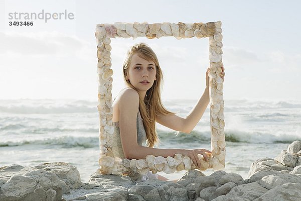 Mädchen mit Muschelbildrahmen