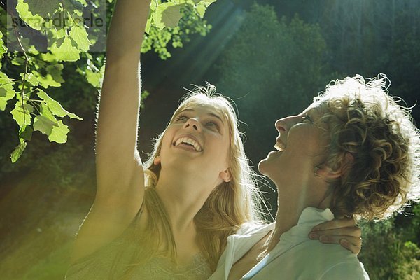 Mutter und Tochter schauen auf den Baum