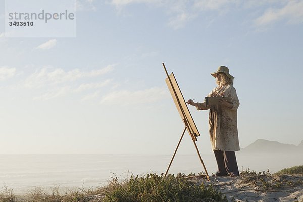 Reife Frauenmalerei in der Landschaft