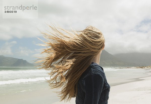 Junge Frauenhaare  die im Wind blasen