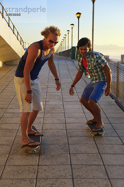 Junge Männer beim Skateboarden