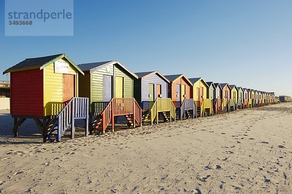 Reihe von bunten Strandhütten am Strand