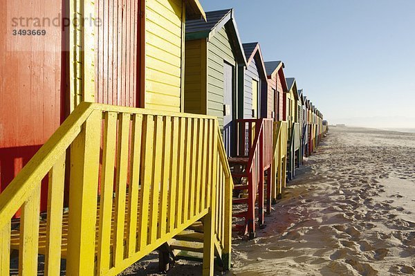 Reihe von bunten Strandhütten am Strand