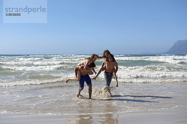 Gruppenspiele im Surfen