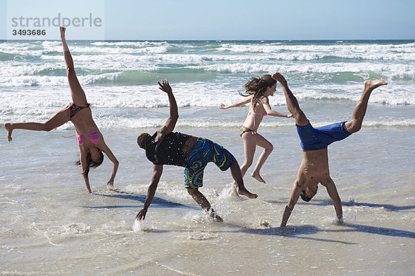 Junge Gruppe tummelt sich am Strand