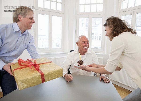 Geschäftsleute feiern Geburtstag