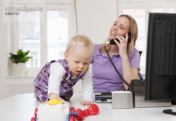 Geschäftsfrau und Baby im Büro