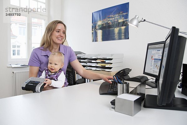 Geschäftsfrau und Baby im Büro