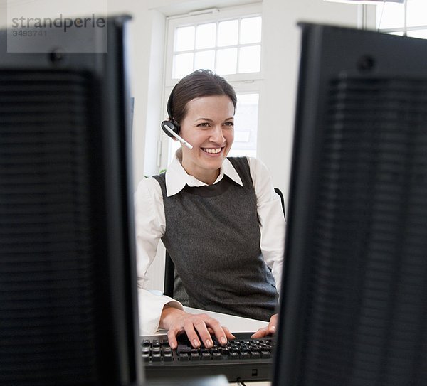 Geschäftsfrau vor dem Computer