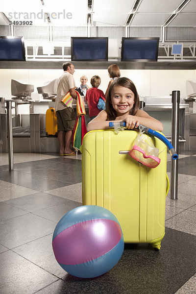 Lächelndes Mädchen vor dem Check-in-Schalter