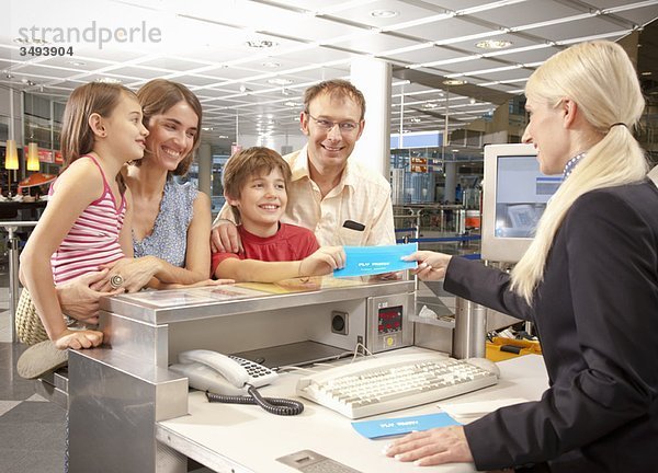 Familien-Check am Flughafen-Schalter