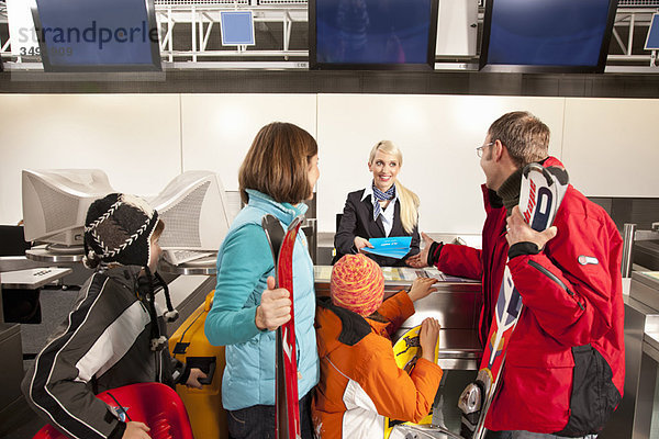 Vater überreicht Gutscheine für den Flug