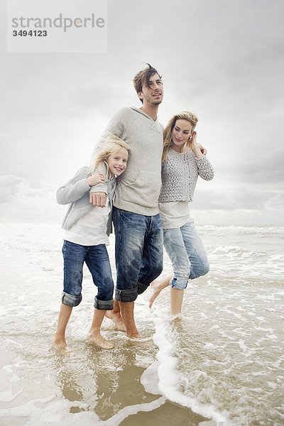 Junge Familie am Strand im Herbst