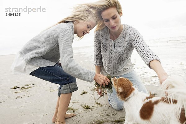 Junge Familie am Strand im Herbst