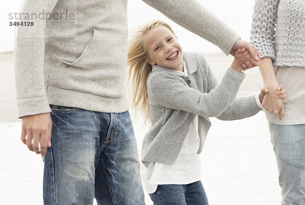 Junge Familie am Strand im Herbst