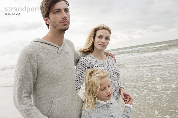 Junge Familie am Strand im Herbst