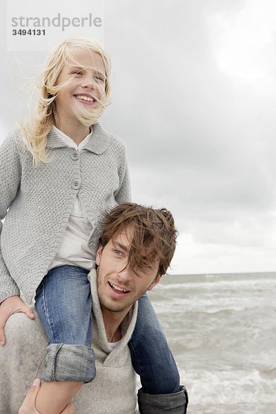 Vater und Tochter am Strand