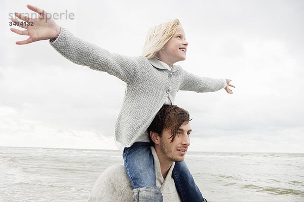 Vater und Tochter am Strand